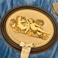 Quadro ovale con bassorilievo di cherubini