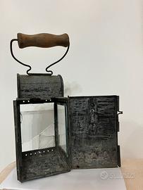 Vecchia lanterna in metallo