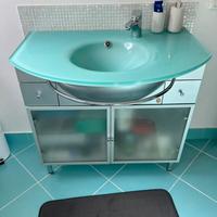 Mobile bagno grigio e con lavabo in vetro