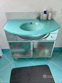 Mobile bagno grigio e con lavabo in vetro
