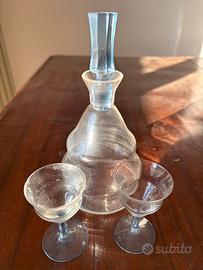 Decanter art deco con due calici da liquore