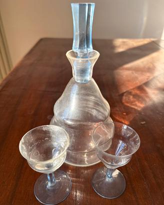 Decanter art deco con due calici da liquore