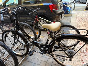 Bicicletta city bike con cestino e porta pacchi