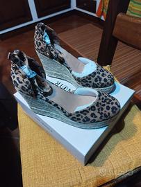 Sandali con zeppa Cafènoir. Nuovi 