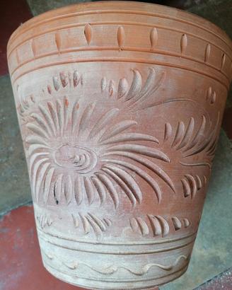 vaso in terracotta lavorato