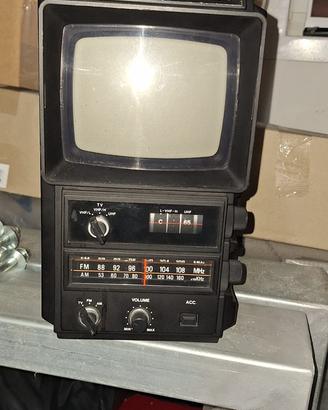 Radio portatile con televisore in bianco e nero