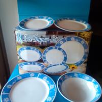 Piatti Nuovi Vari Formadi colore azzurro e bianco.