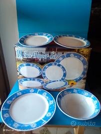 Piatti Nuovi Vari Formadi colore azzurro e bianco.