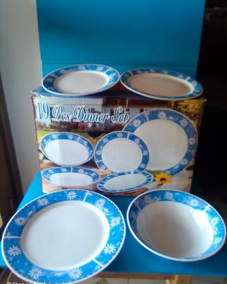 Piatti Nuovi Vari Formadi colore azzurro e bianco.