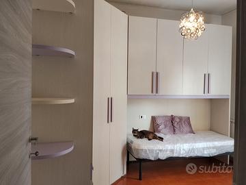 Cameretta lilla legno cabina armadio, senza letto