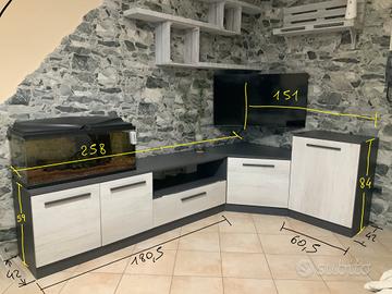 salone angolare con pensili sospesi