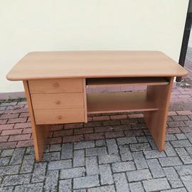 Scrivania in legno studio lavoro gaming e lettura.