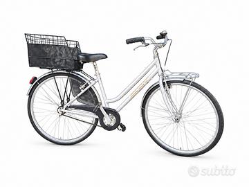 Bicicletta da città vintage con portapacchi 