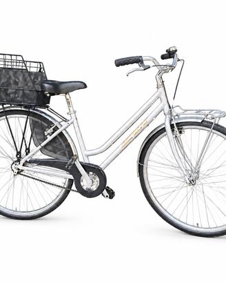 Bicicletta da città vintage con portapacchi 