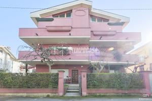 AMPIO TRILOCALE CON GIARDINO PRIVATO