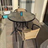 Tavolino con due sedie