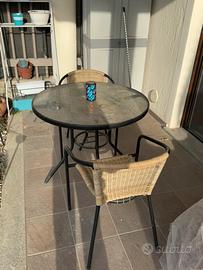 Tavolino con due sedie