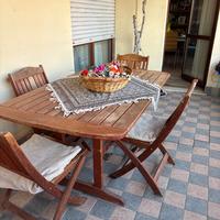 Tavolo di legno per terrazzo