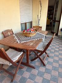 Tavolo di legno per terrazzo