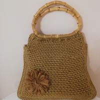 Borsa realizzata all"uncinetto con manici in legno