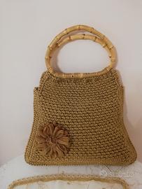Borsa realizzata all"uncinetto con manici in legno