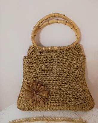 Borsa realizzata all"uncinetto con manici in legno