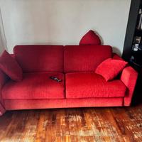 Divano letto, tavolo e libreria