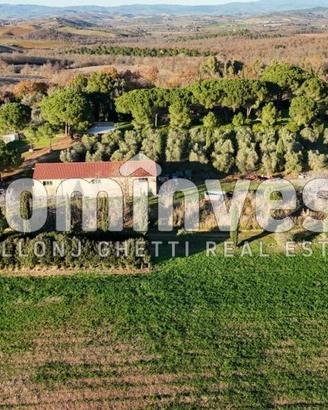 Rustico / Casale di 1000 m² con più di 5 locali a 