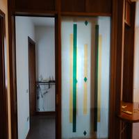 reception ad angolo in legno e vetro