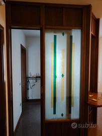 reception ad angolo in legno e vetro