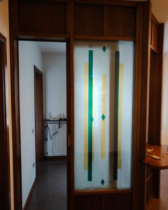 reception ad angolo in legno e vetro