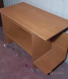 scrivania color legno , con le ruote
