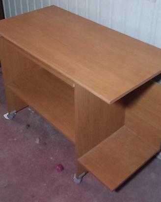 scrivania color legno , con le ruote