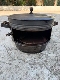 Antico forno a campana portatile in ferro