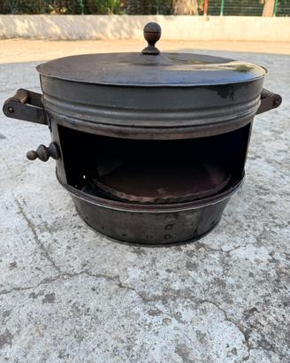 Antico forno a campana portatile in ferro