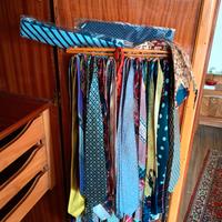 Cravatte di varia fattura e genere