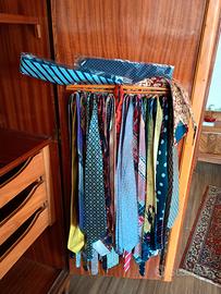 Cravatte di varia fattura e genere