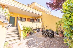VILLA A SCHIERA CENTRALE A ROMA