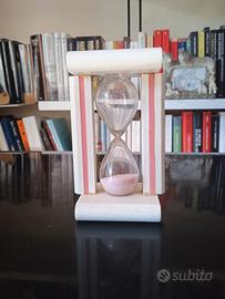 clessidra vintage anni '80 in legno bianco e rosa