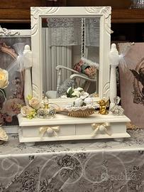 Shabby specchiera in legno decorato con casssetti
