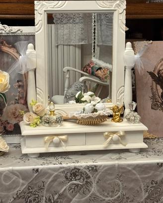 Shabby specchiera in legno decorato con casssetti
