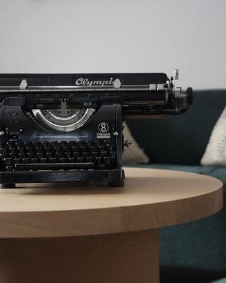 Macchina da scrivere OLYMPIA 8