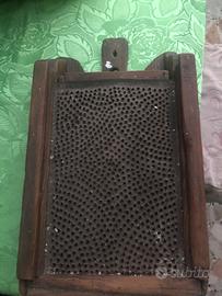 Antica grattugia in legno e metallo