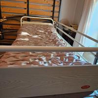 Letto regolabile con materassino antidecubito