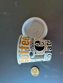 stock monouso di carta: bicchieri, piatti, vassoi