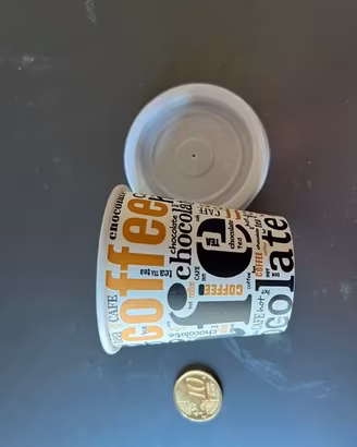 stock monouso di carta: bicchieri, piatti, vassoi