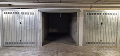 Garage nel centro commmerciale Trade Center