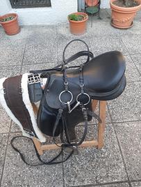 Sella da equitazione inglese e accessori