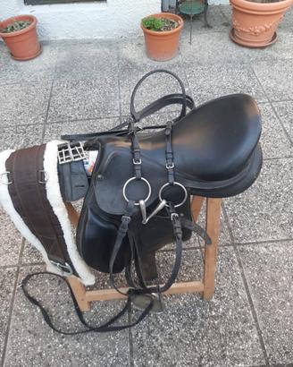 Sella da equitazione inglese e accessori