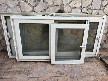 Finestre scorrevoli e termosifoni in ghisa